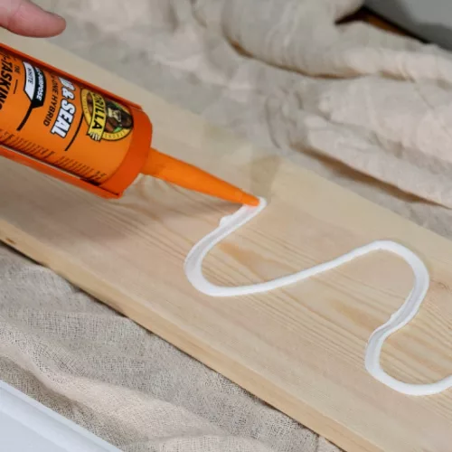 Gorilla Grab & Seal Két az Egyben Hibrid Tömítő és Ragasztó – alkalmazás fára, erős tapadás, fehér színű, vízálló és hőálló ragasztó minden felületre.