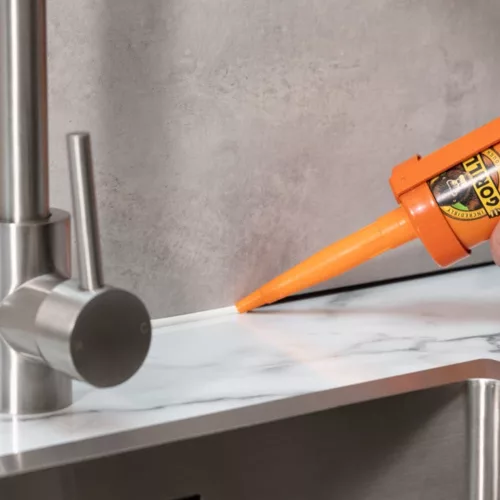 Gorilla Grab & Seal Hibrid Tömítő és Ragasztó – vízálló tömítés konyhapult és fal között, fehér színű, penészálló, erős tapadás minden felületre.