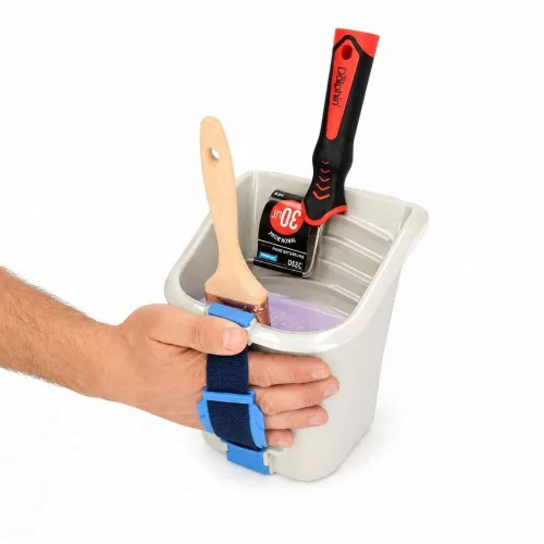 Blue Dolphin Handy Pail ručné maliarske vedro počas používania s magnetickým držiakom na štetec a maliarskou vložkou – štetec a maliarsky valček zobrazené na fotografii nie sú súčasťou balenia