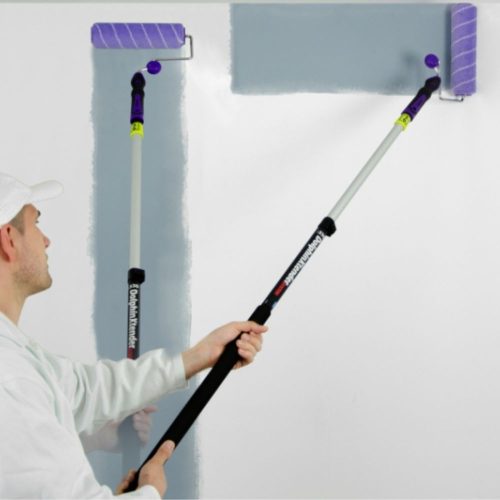 Magas fal festése 360 fokban forgó festőhengerrel