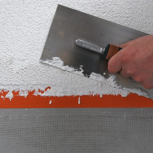 Blue Dolphin omietanie s použitím vonkajšej maskovacej pásky Blue Dolphin na vytvorenie presných a rovných hrán