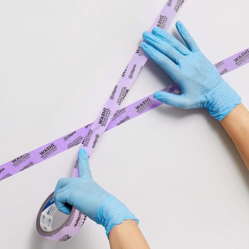 Blue Dolphin WASHI Sensitive fialová maliarska maskovacia páska pri aplikácii počas maľovania – presné krytie citlivých povrchov, čisté odstránenie bez zvyškov