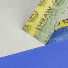 Použitie Blue Dolphin maskovacej pásky počas práce – čisté maliarske hrany a presné vedenie pásky na stene