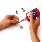 Použitie zaisťovača závitov EMS Force TL-43 na skrutkovom spoji proti uvoľneniu spôsobenému vibráciami 50 ml