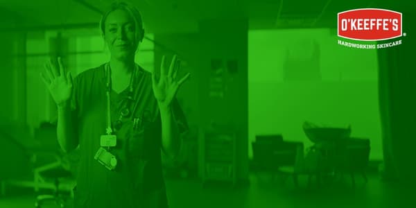 Kampaňový vizuál O’Keeffe’s Working Hands so zeleným pozadím, zdravotnícky pracovník